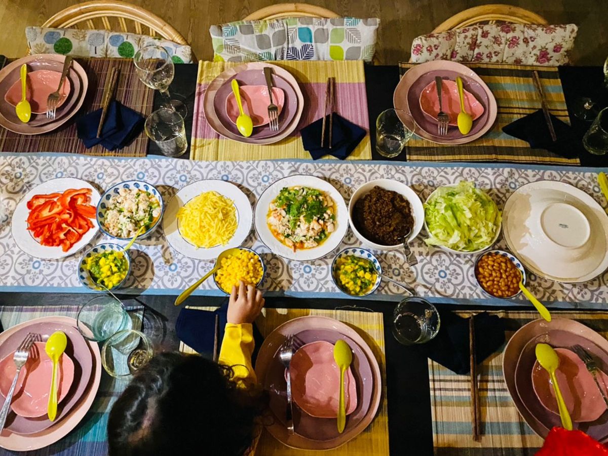 Taco thịt bò và taco tôm cá với salsa xoài