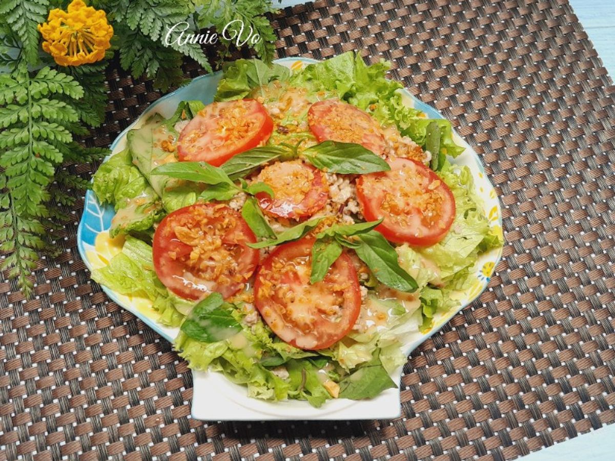 Salad rau sống sốt mè rang thịt băm