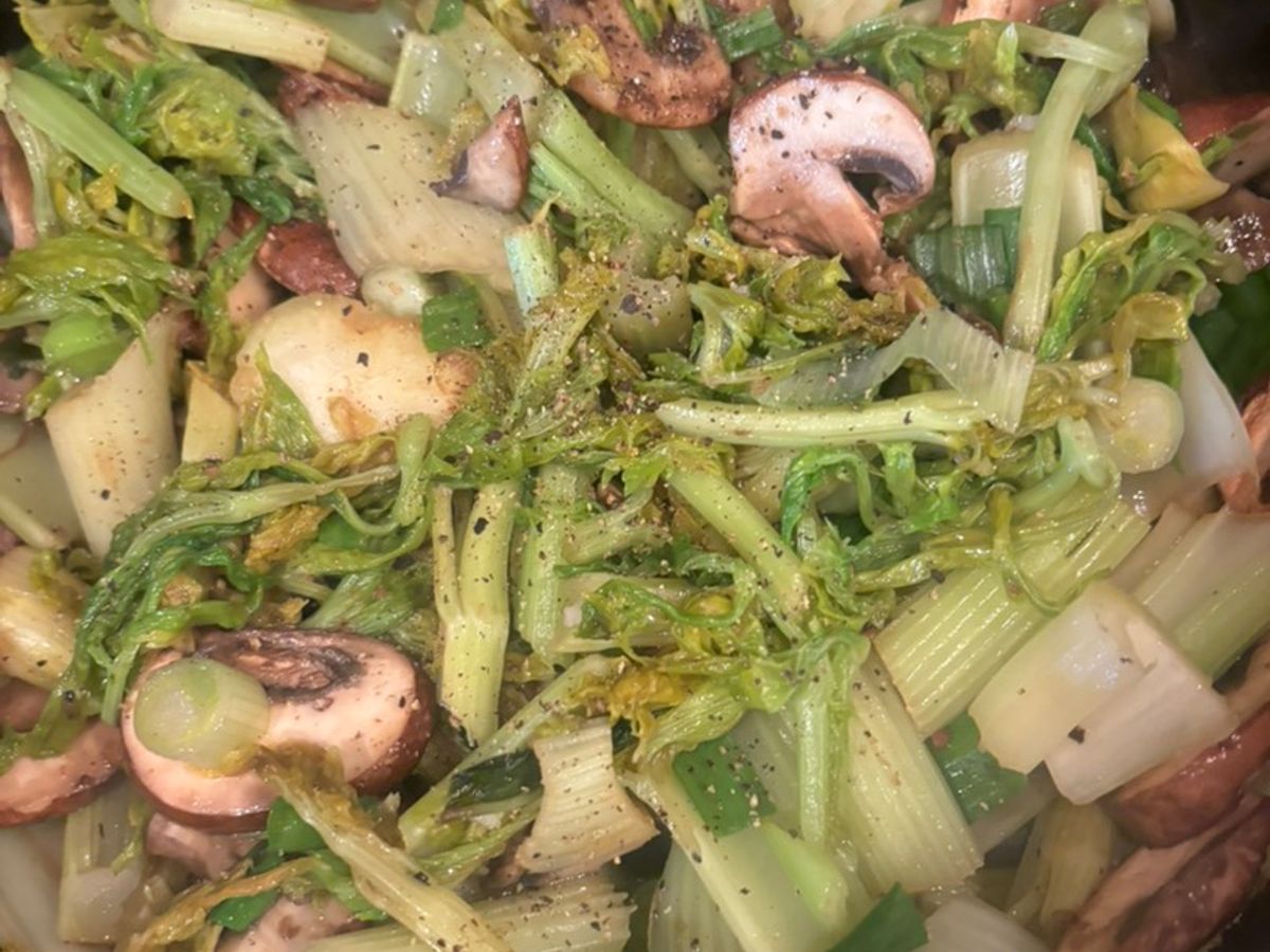 Cần tây xào nấm (Stir-fried celery with mushrooms)