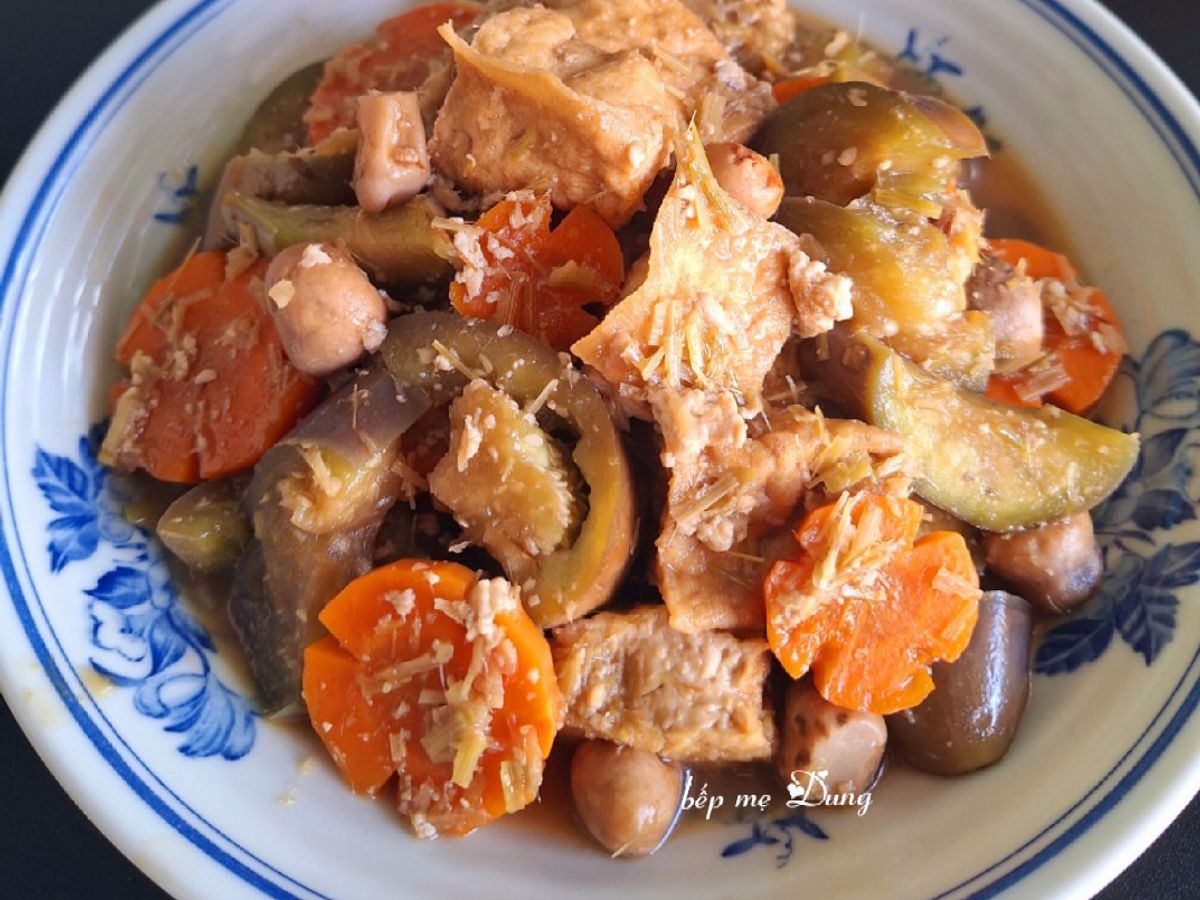 Đậu hũ kho cà tím, cà rốt (món chay)
