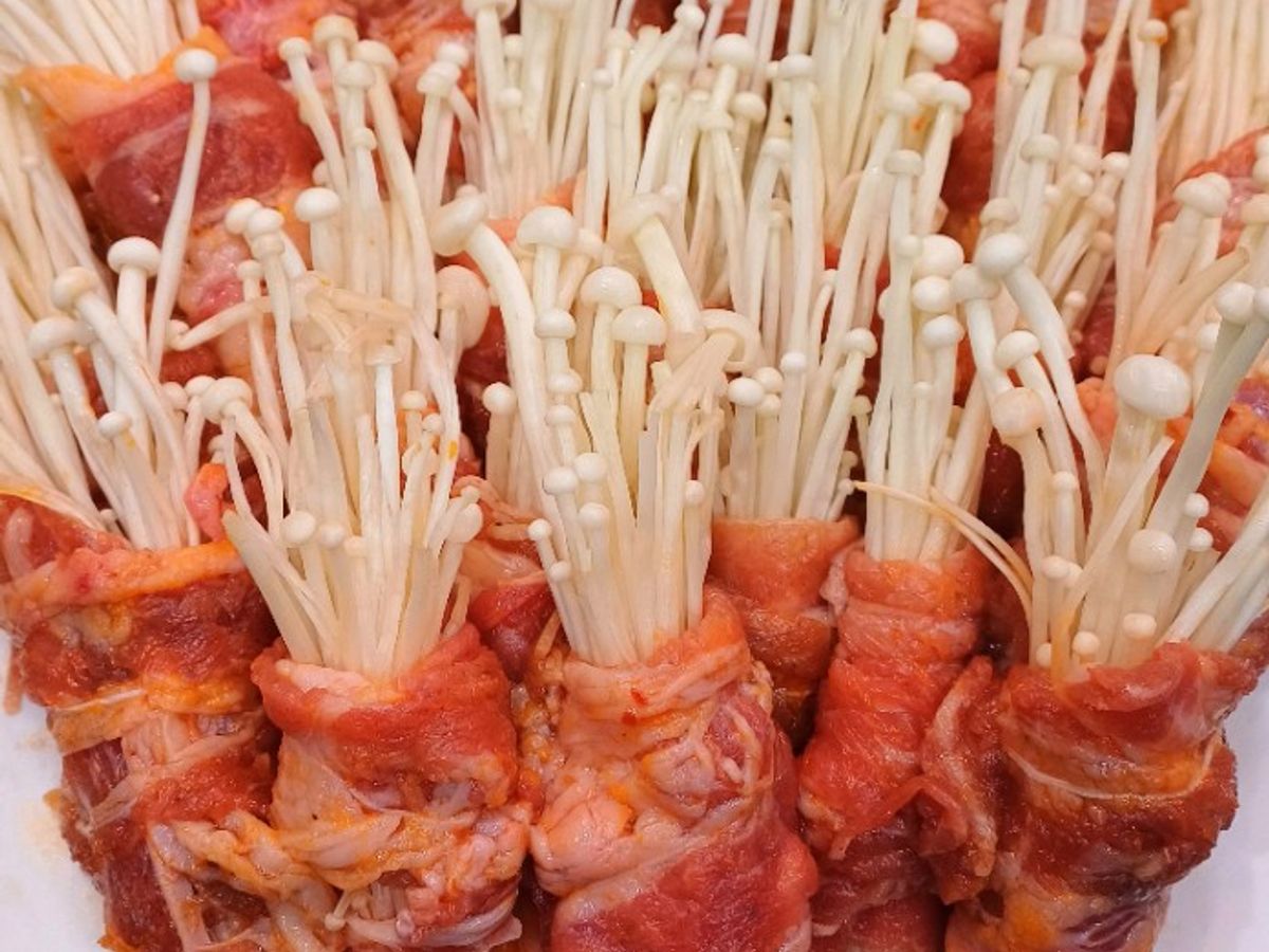 Bò cuộn nấm kim châm nướng BBQ