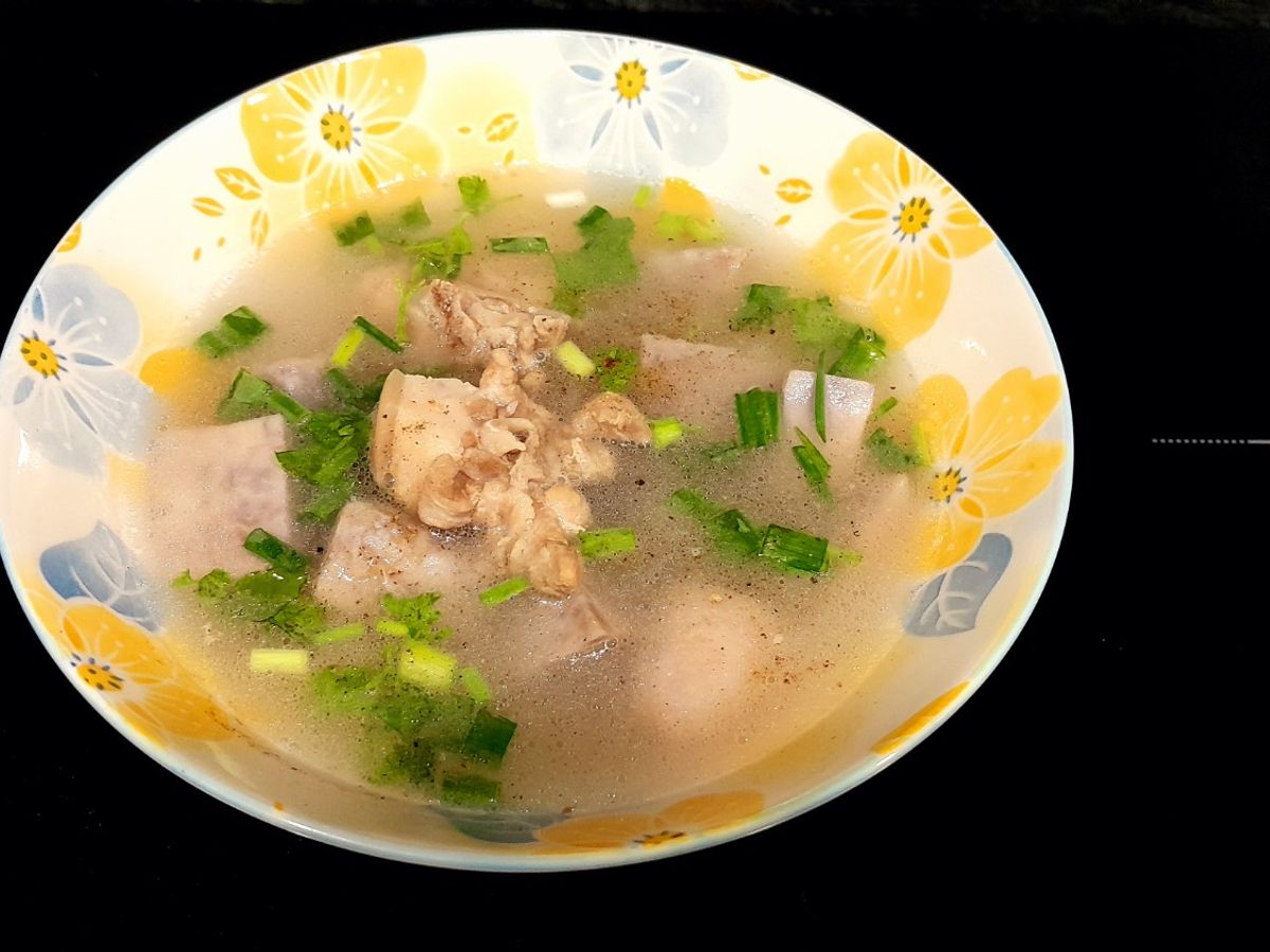 Canh khoai môn nấu đuôi heo