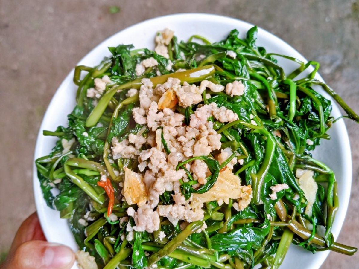 Rau muống xào thịt băm