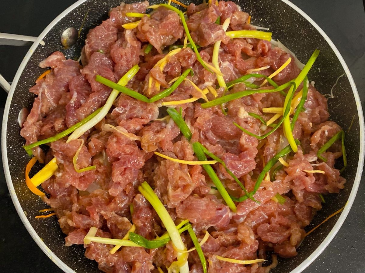 Thịt bò hầm nấm kim châm cà rốt