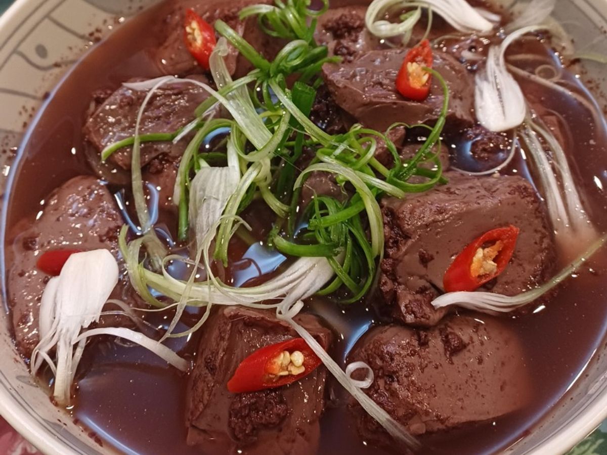 Tiết heo luộc mềm mịn