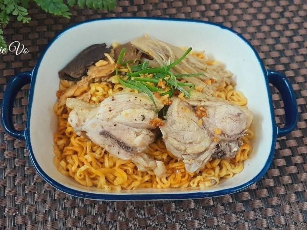 Mì trộn gà nấm