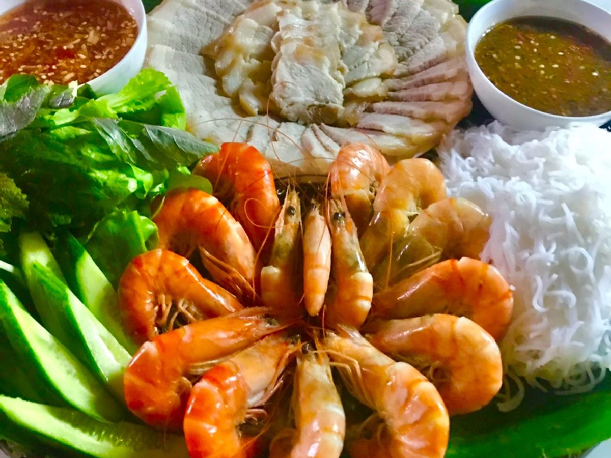 Tôm, thịt luộc cuốn bánh tráng