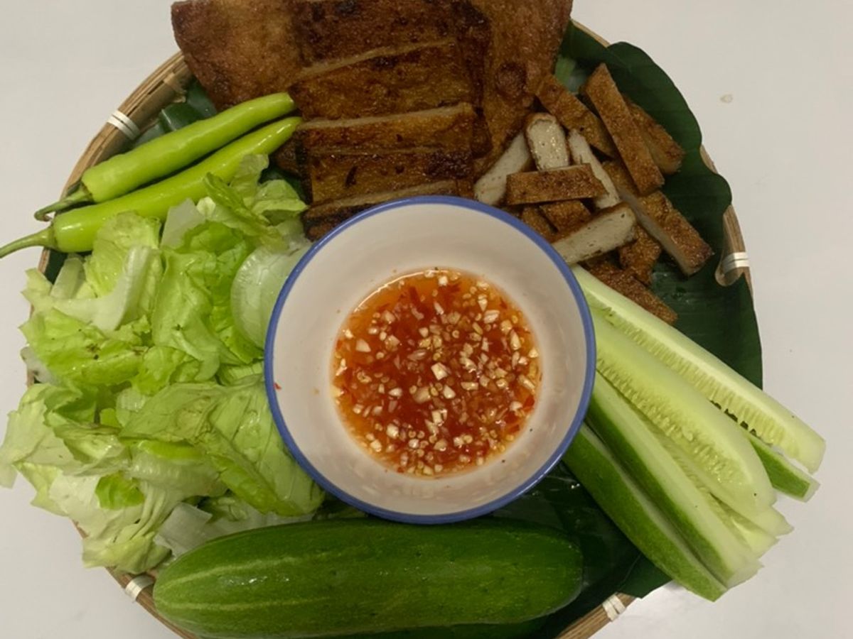 Chả cá chiên cuốn rau sống chấm nước mắm tỏi ớt