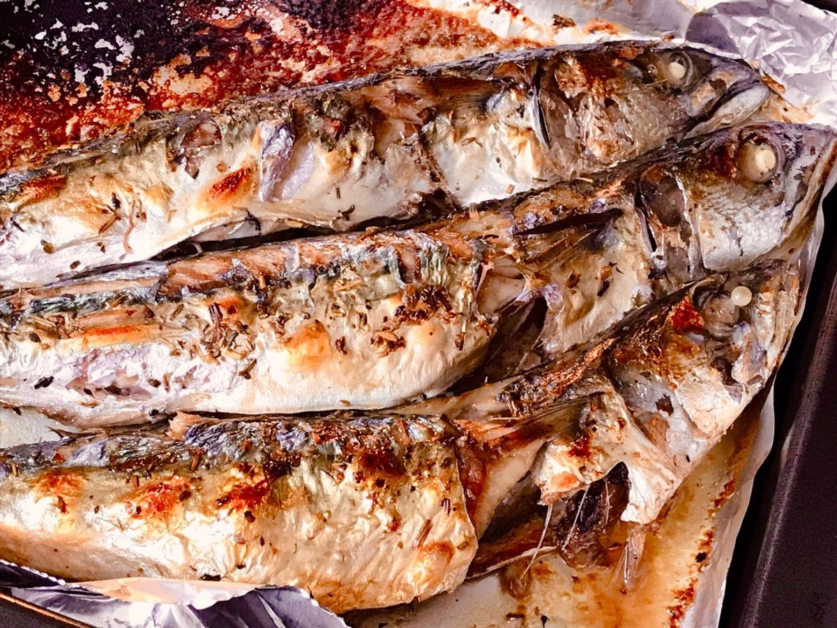 Cá Mackerel Nướng Lá Thơm Provence (Rosemary, Thyme, Oregano, Basils)