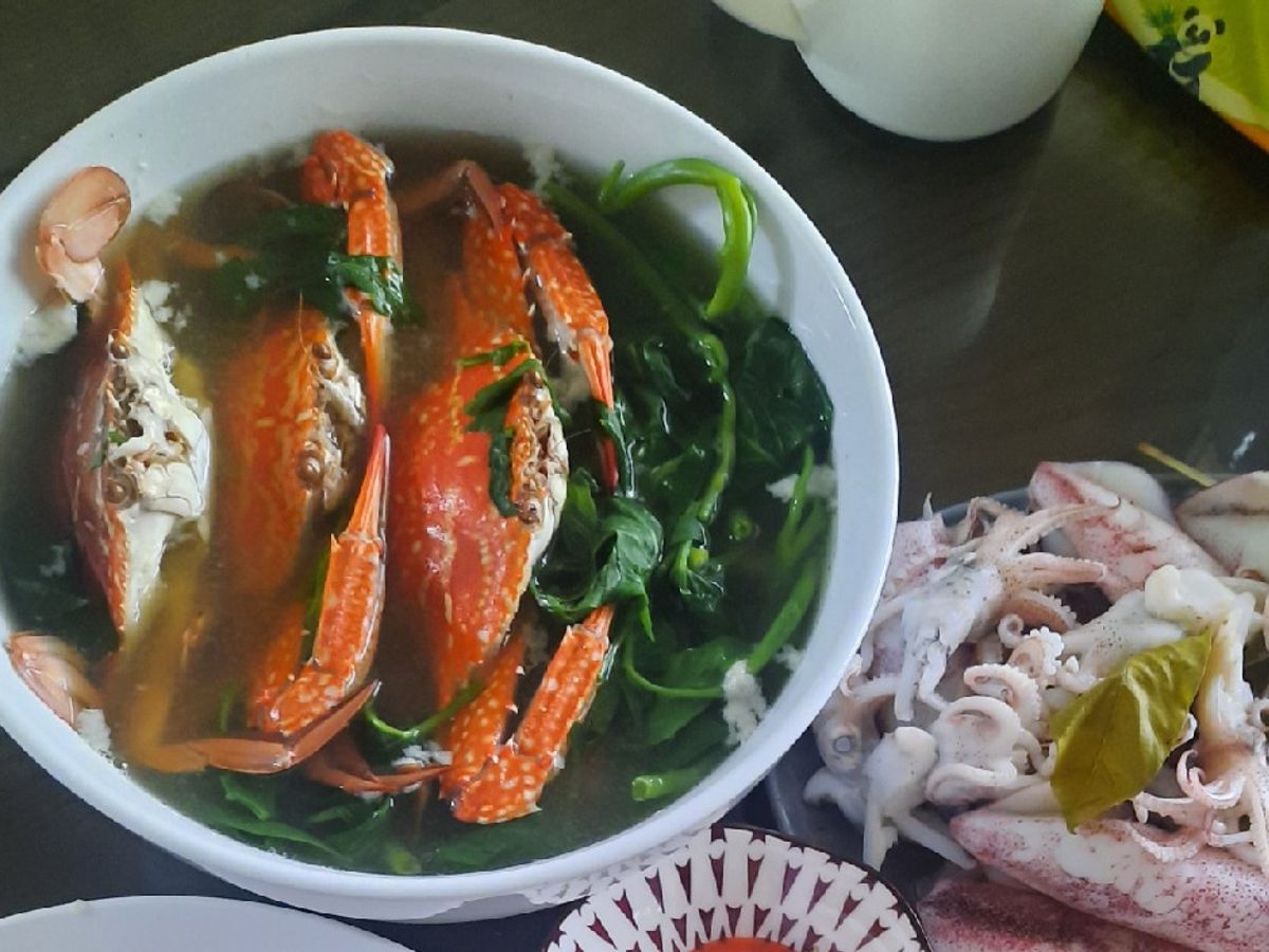 Canh rau muống nấu ghẹ
