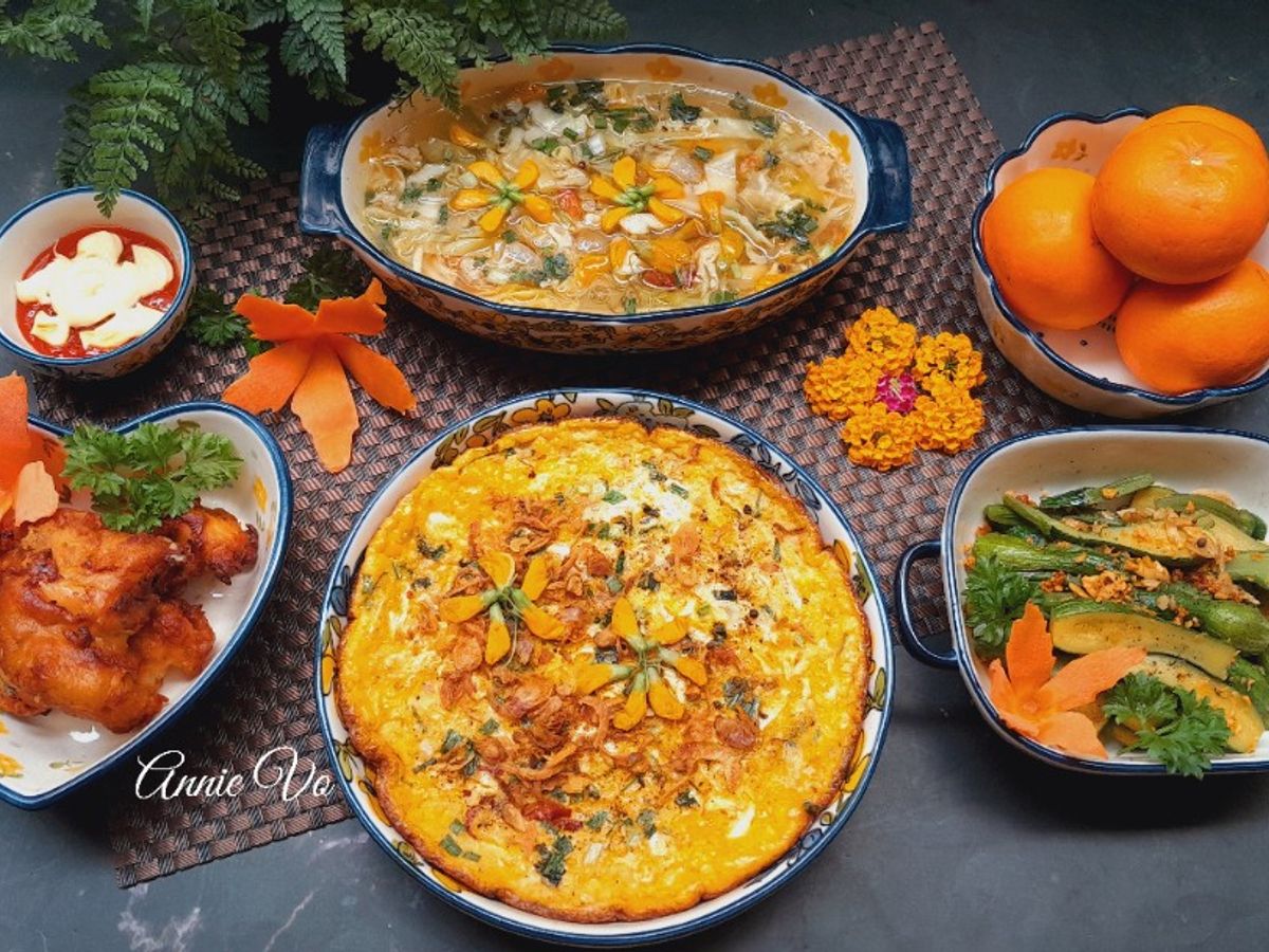Cơm nhà với sắc hoa vàng cam