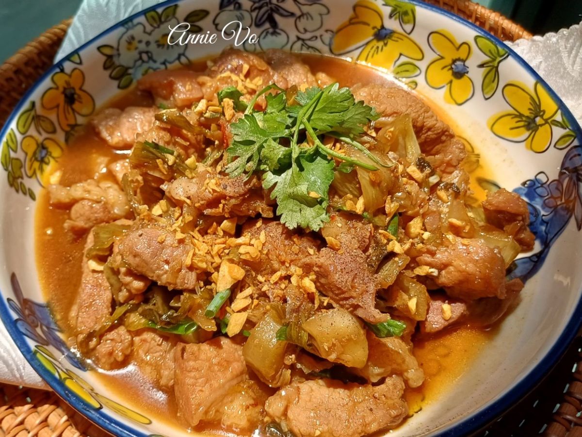 Thịt chân giò kho cải chua