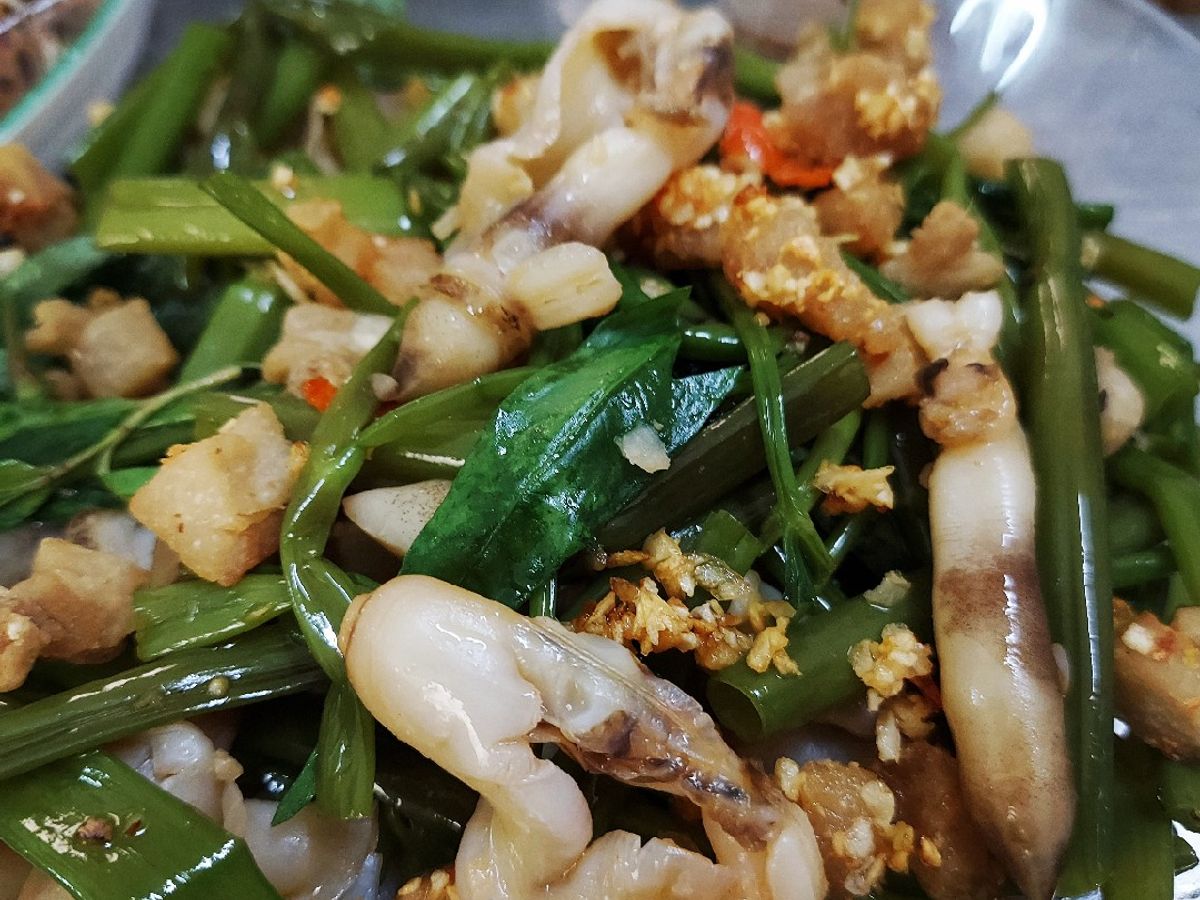 Ốc móng tay xào rau muống
