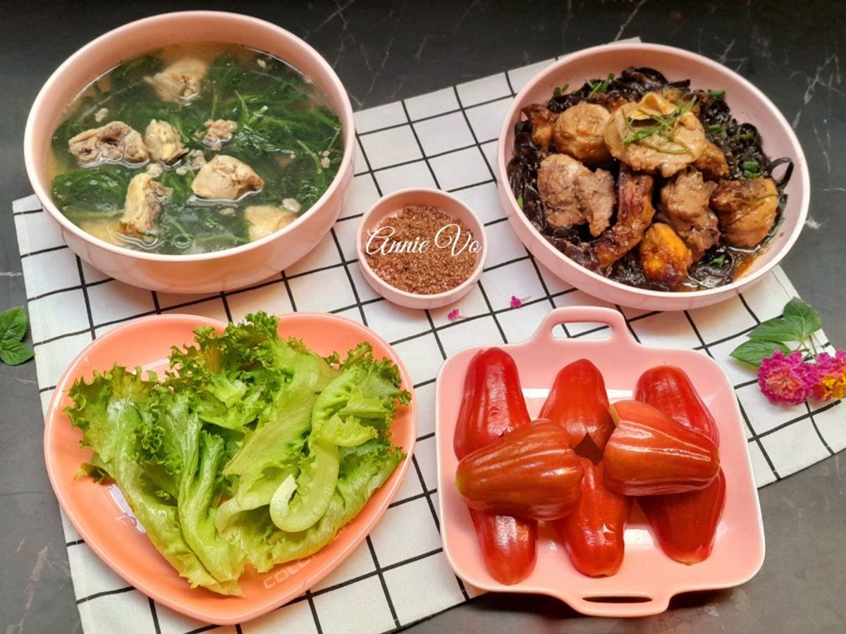 Cơm nhà với các món gà
