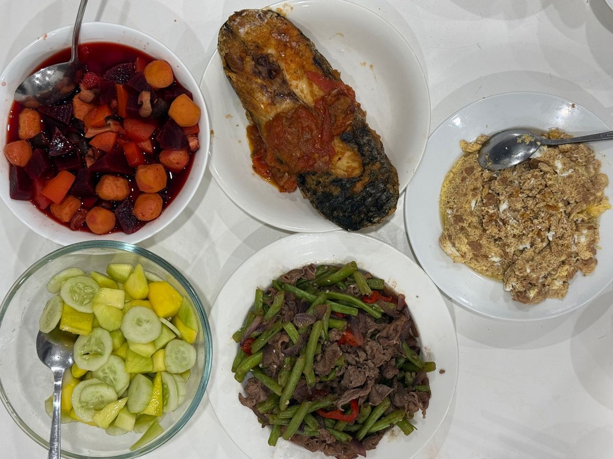 Cơm nhà với cá thu sốt cà chua, bắp bò xào đậu cove, trứng đúc pate gan, canh củ dền, xoài dưa trộn