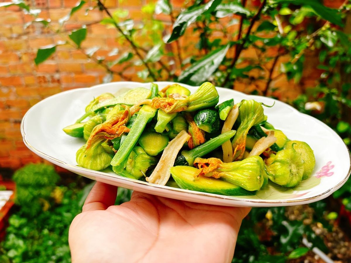 Bí nụ xào chân nấm