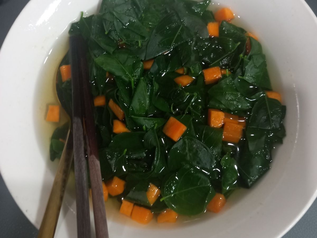 Canh rau ngót nấu cà rốt