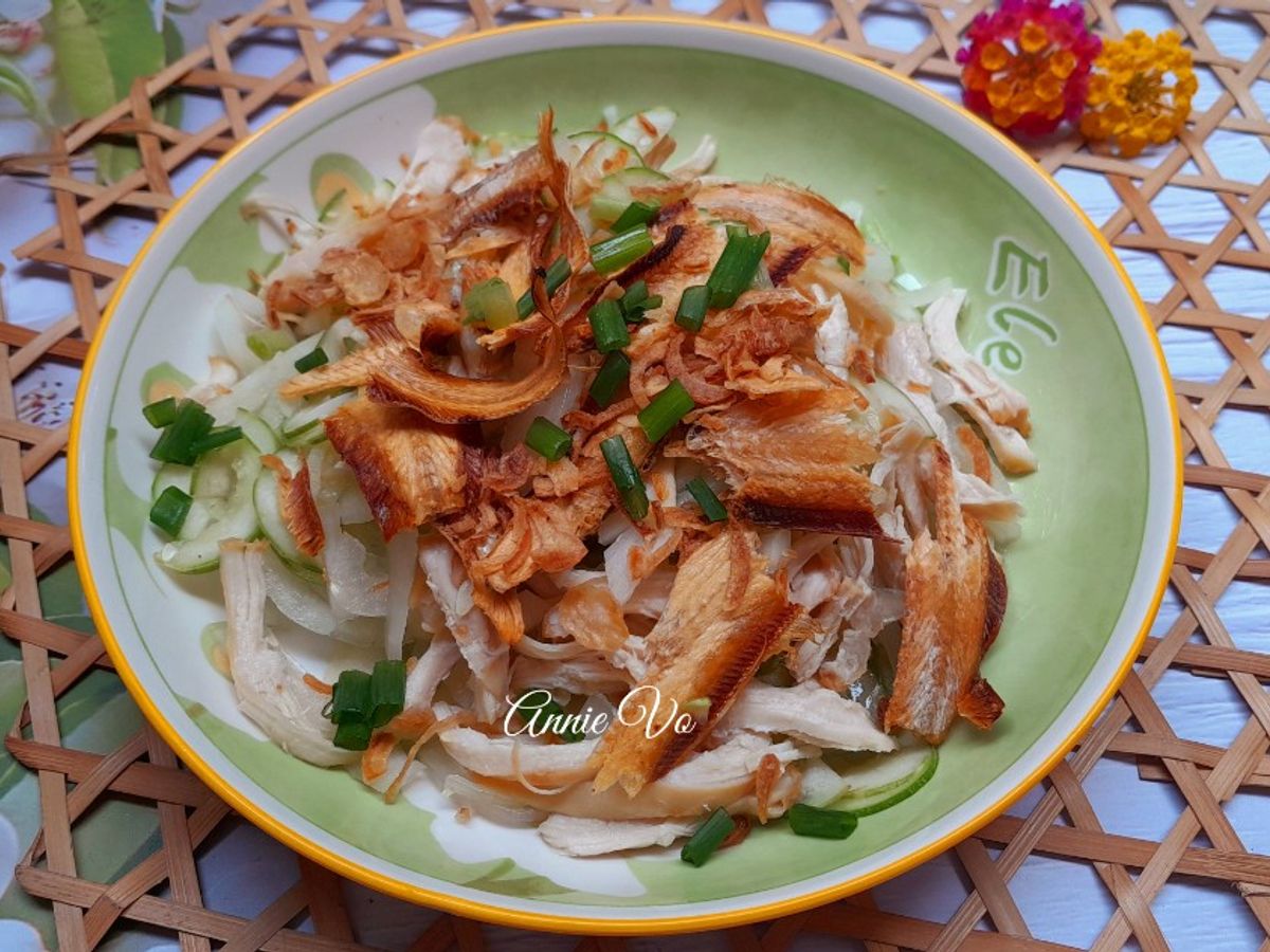 Cá khô trộn dưa leo hành tây ức gà