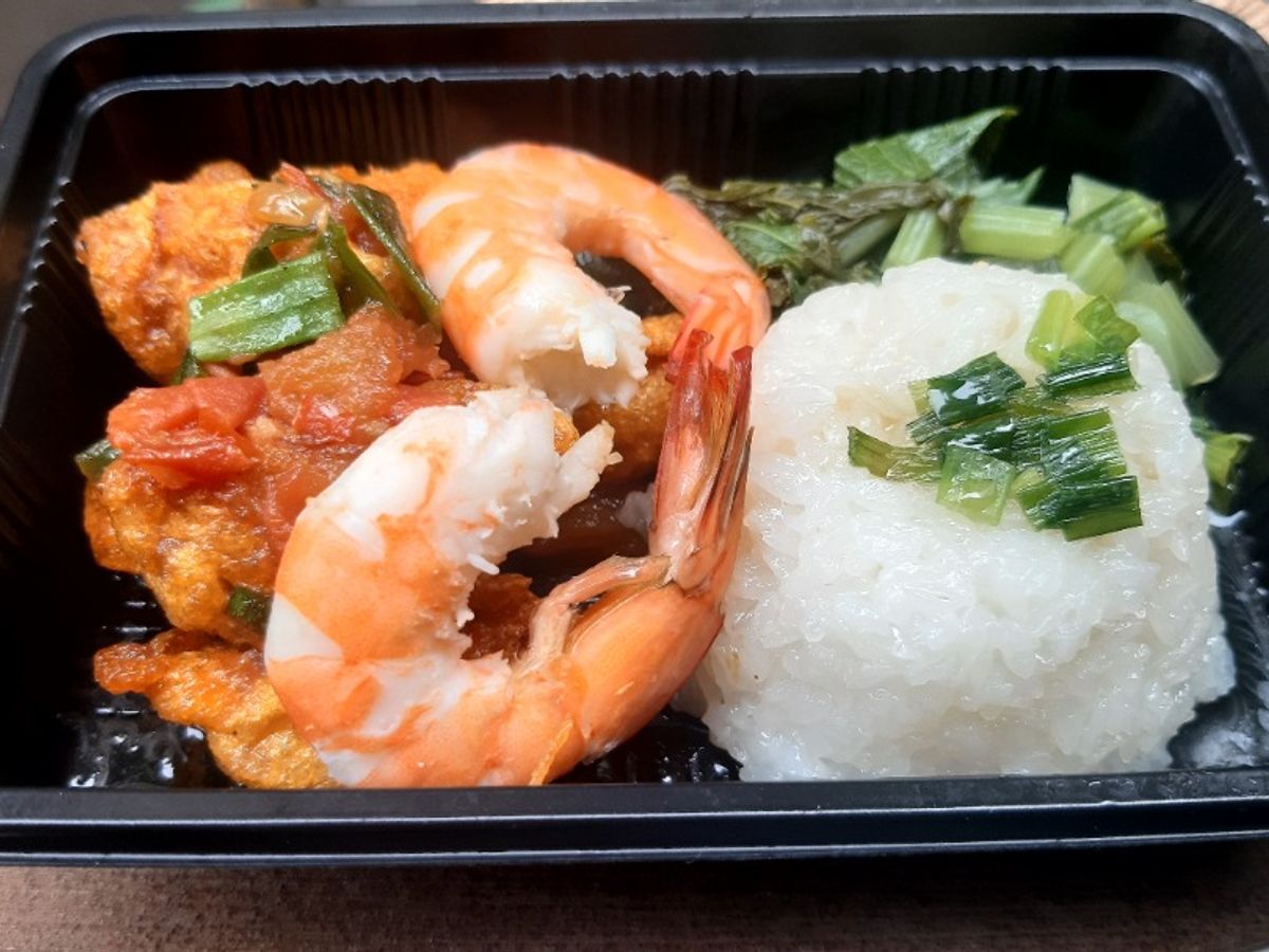 Hộp cơm vui vẻ 1 (chả cá sốt cà, tôm hấp nước dừa, cải ngọt xào tỏi, xôi trắng mỡ hành)