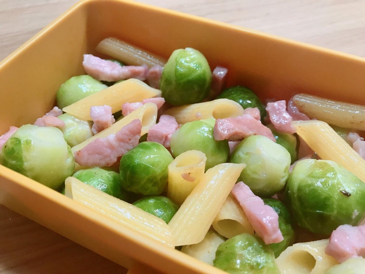 Nui Xào Mầm Cải Brussels &Thịt Nguội