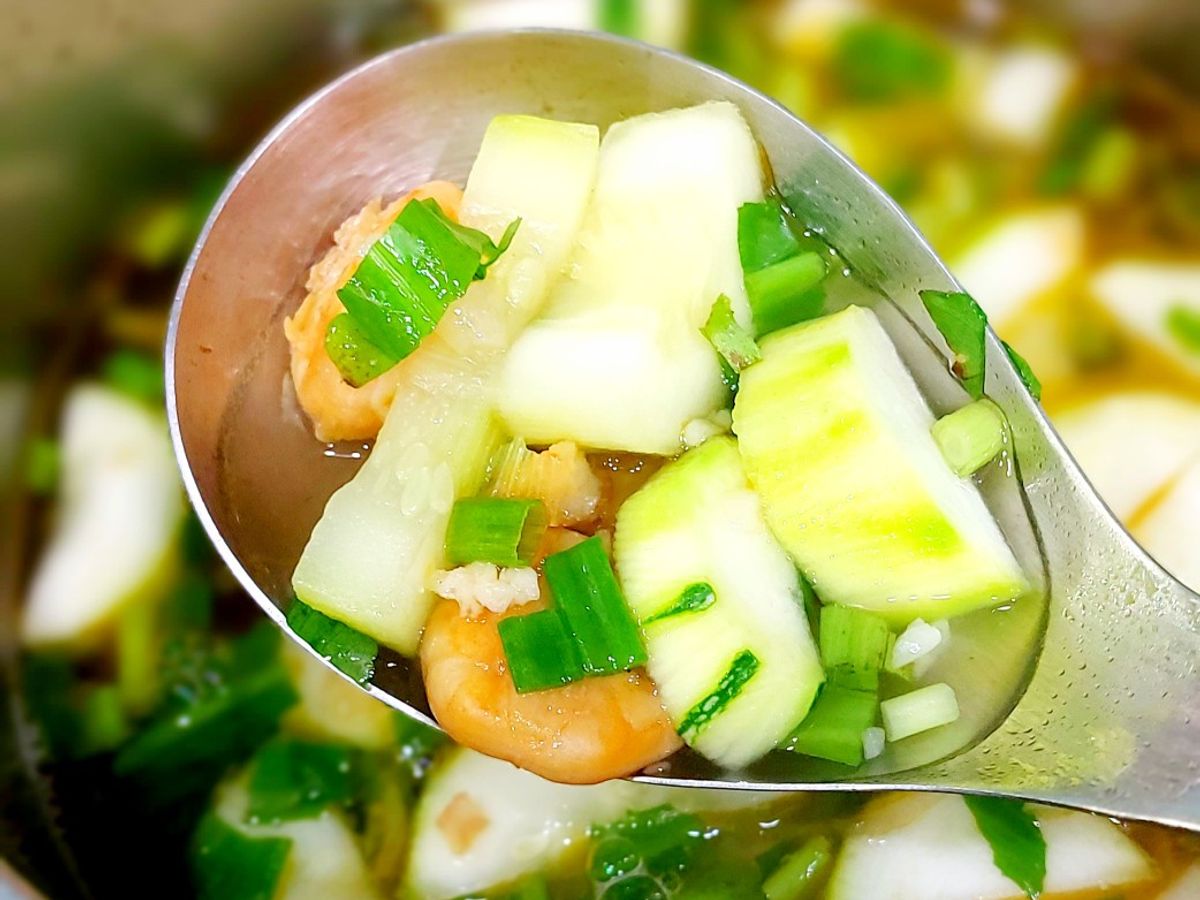 Canh bí ngòi nấu tôm