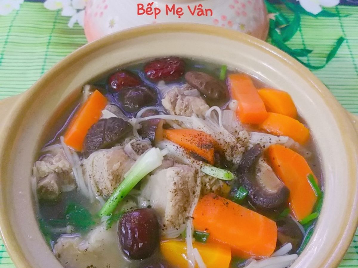 Canh sườn non nấu táo đỏ và nấm