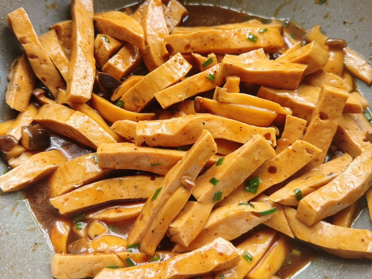 Chả lụa kho nấm đùi gà