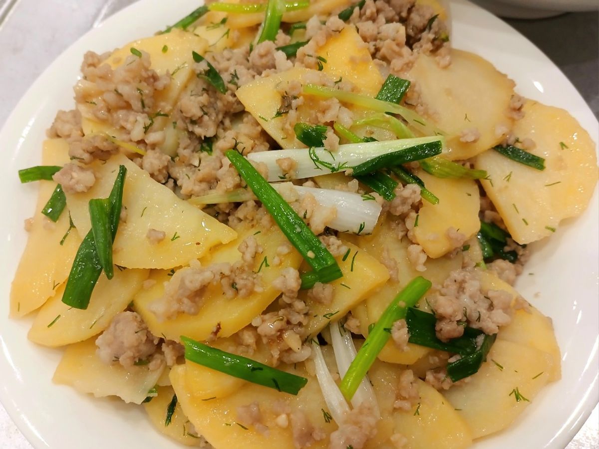 Món phụ/Side dish: Khoai tây xào thịt bằm/Potatoes stir-fried with minced pork