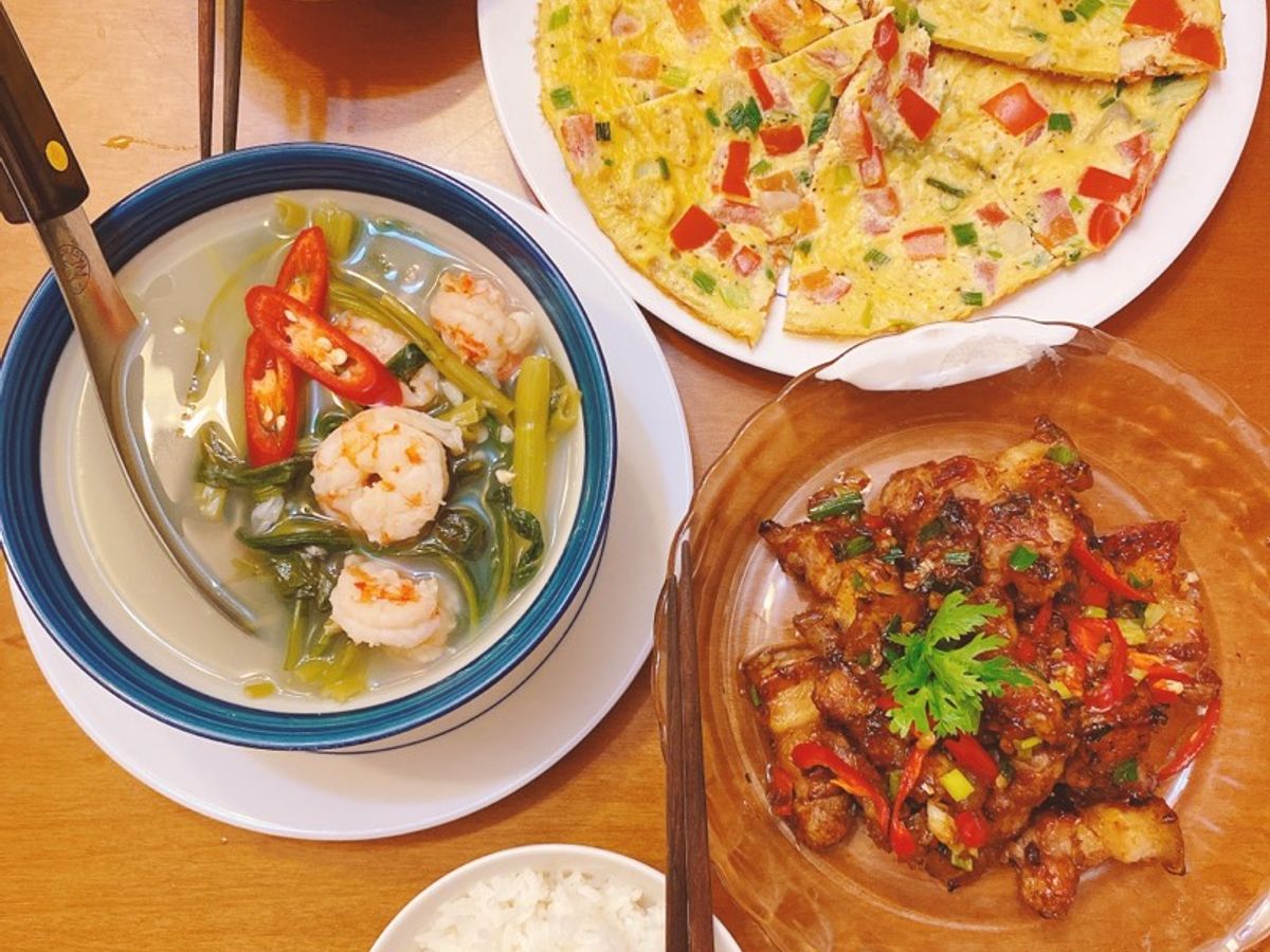 Menu gia đình hàng ngày 05
Thịt heo cháy cạnh trứng chiên
canh chua rau muống nấu tôm