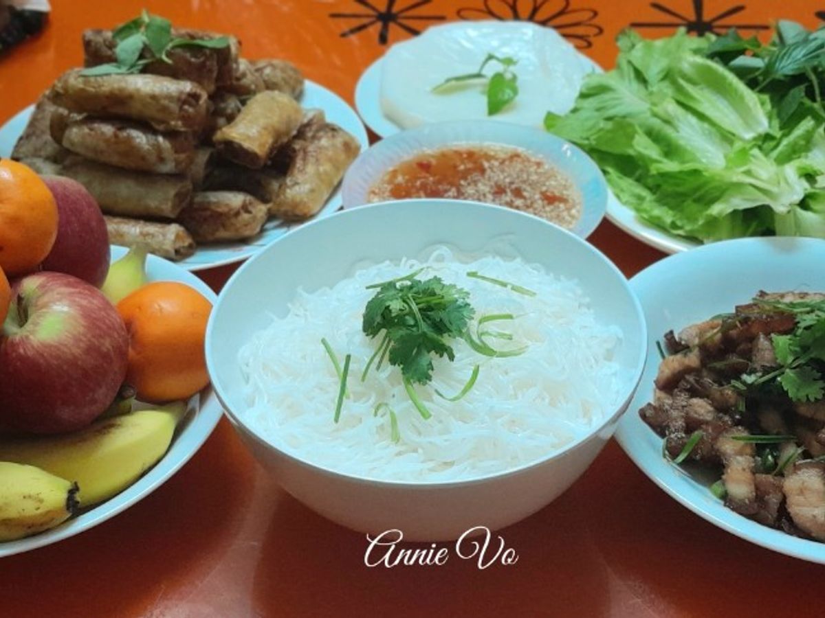 Bánh phở cuốn thịt nướng
