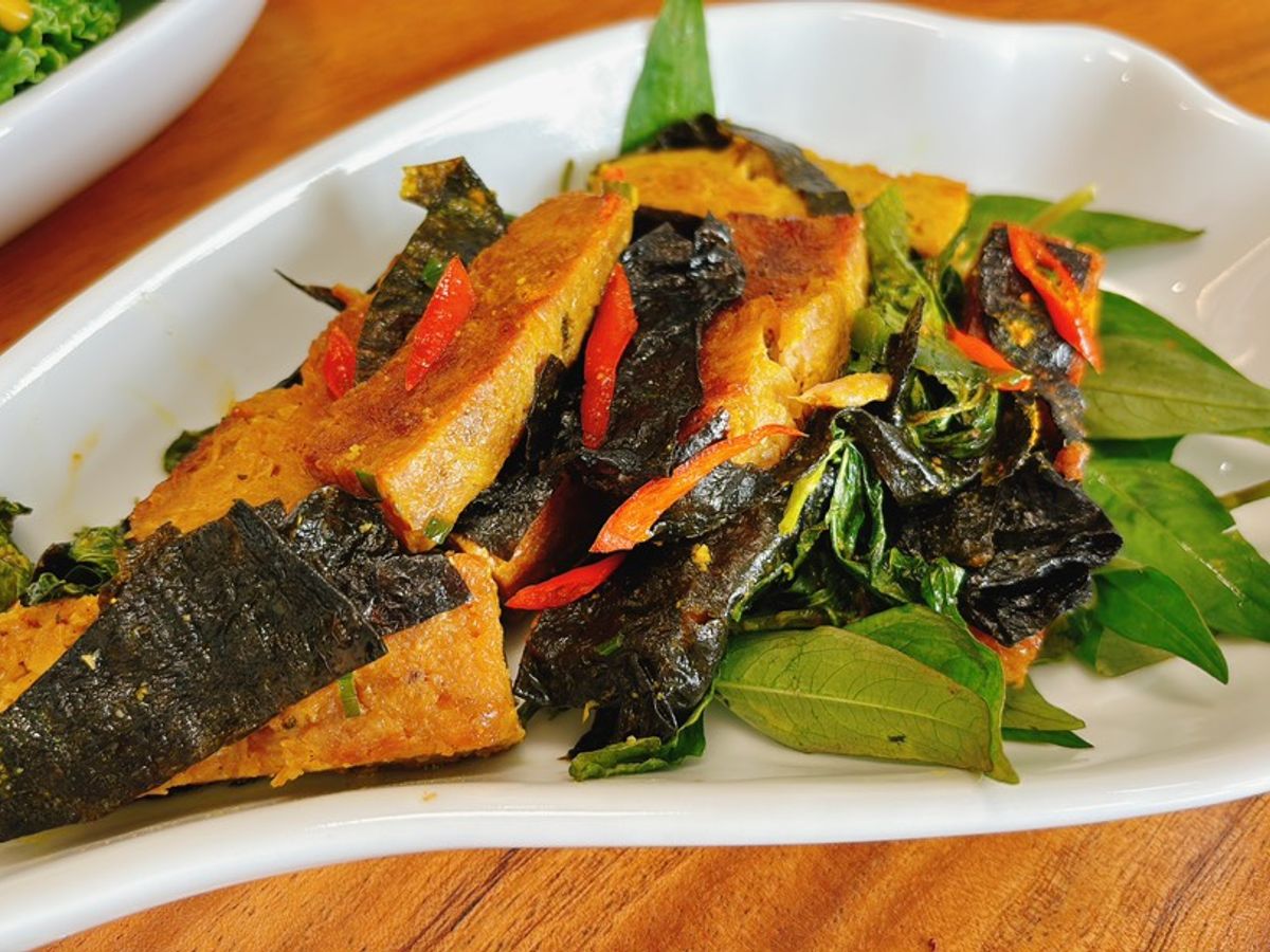 Khô cá dứa chay om rau răm