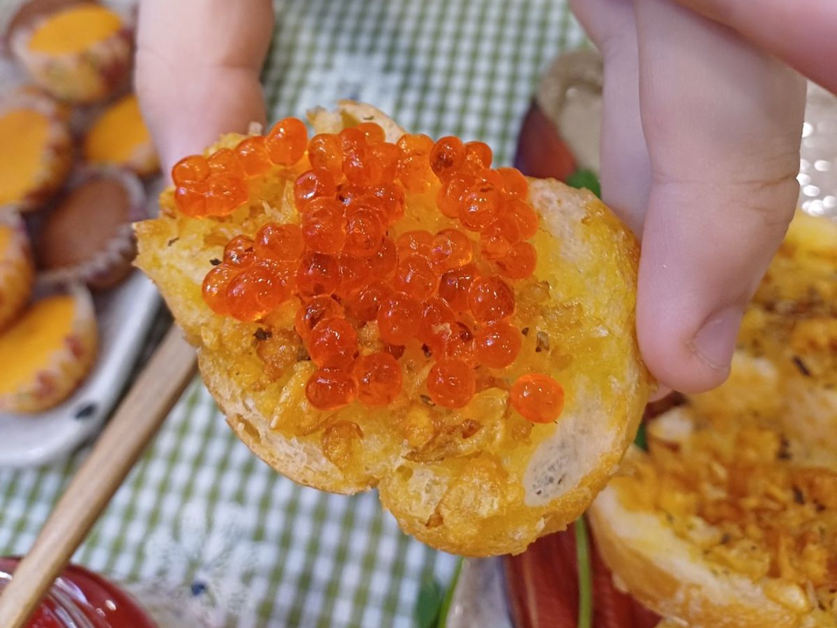 Bánh mì nướng bơ tỏi phủ trứng cá hồi