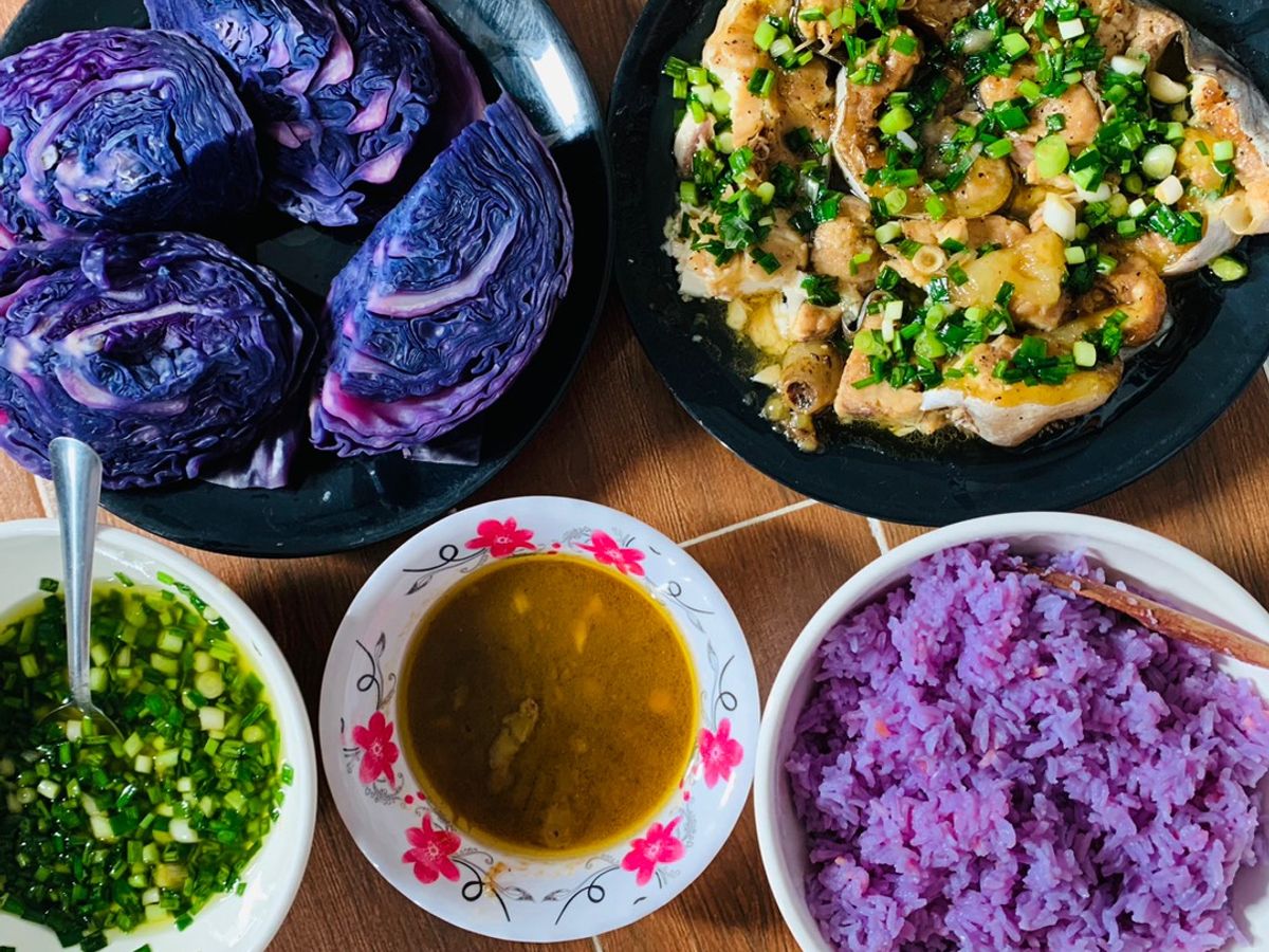 Cá basa kho tiêu ngào đường Phú Quốc ăn kèm bắp cải tím và cơm tím
