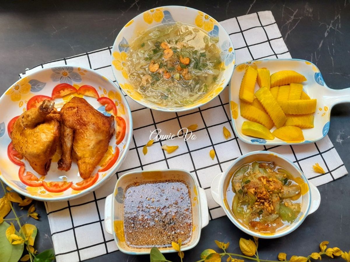 Cơm nhà với món gà xối mỡ