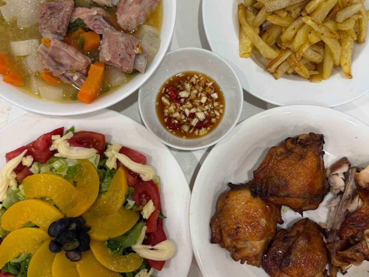 Cơm nhà với má đùi gà nướng ngũ vị, canh sườn củ cải cà rốt, salad đào việt quất, khoai tây chiên