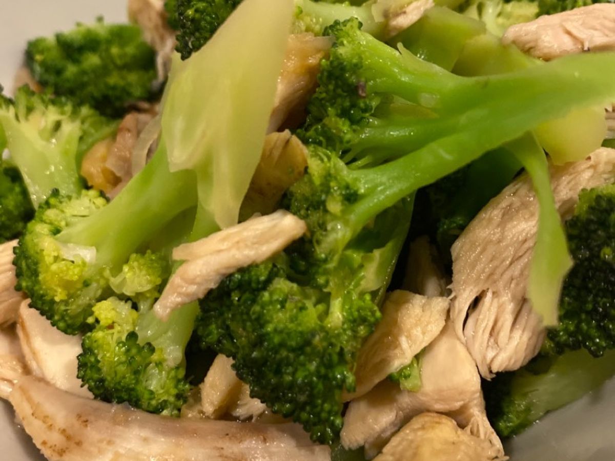 Súp lơ xào thịt gà eatclean