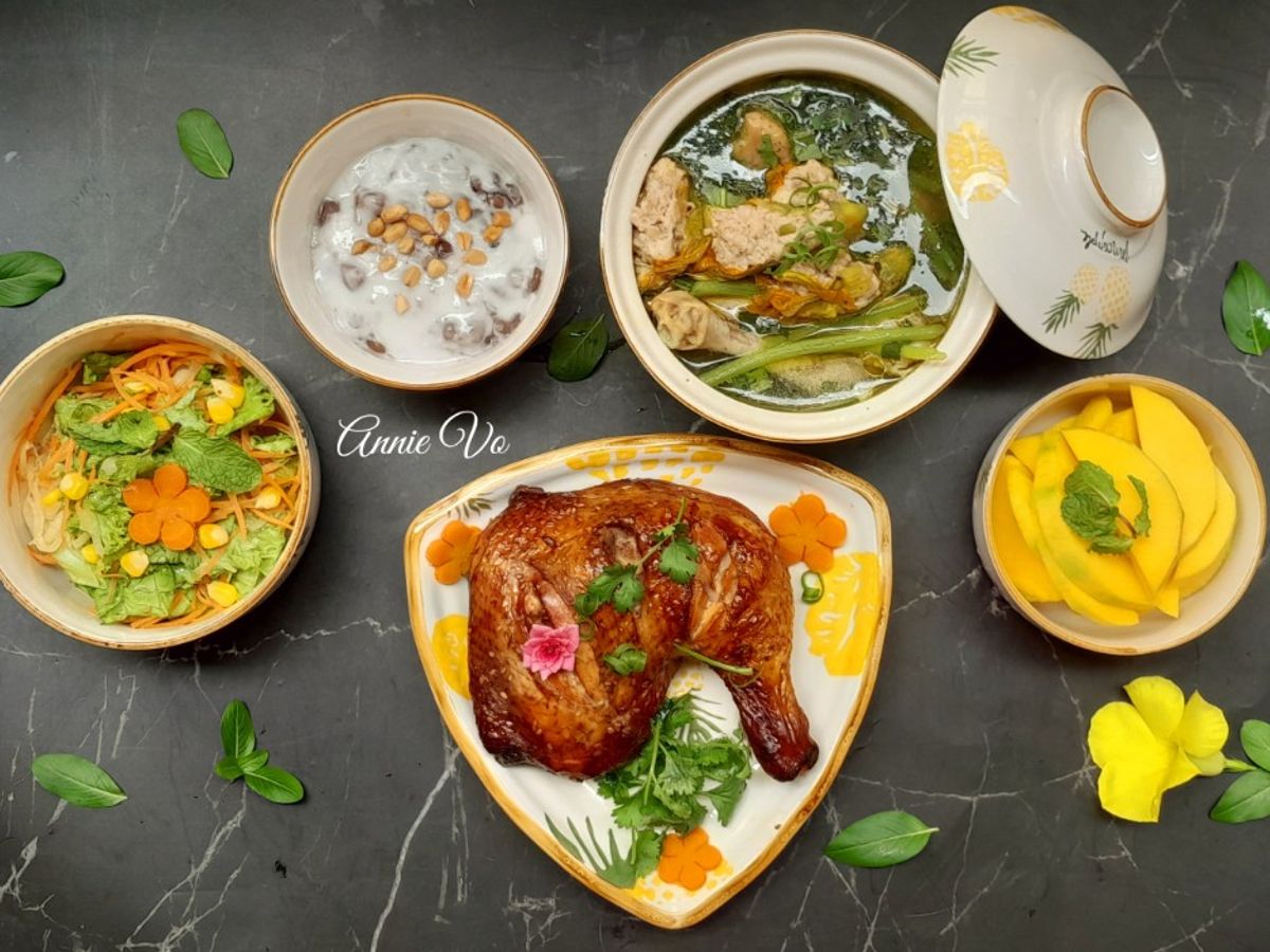 Cơm nhà có món gà và có nhiều hoa