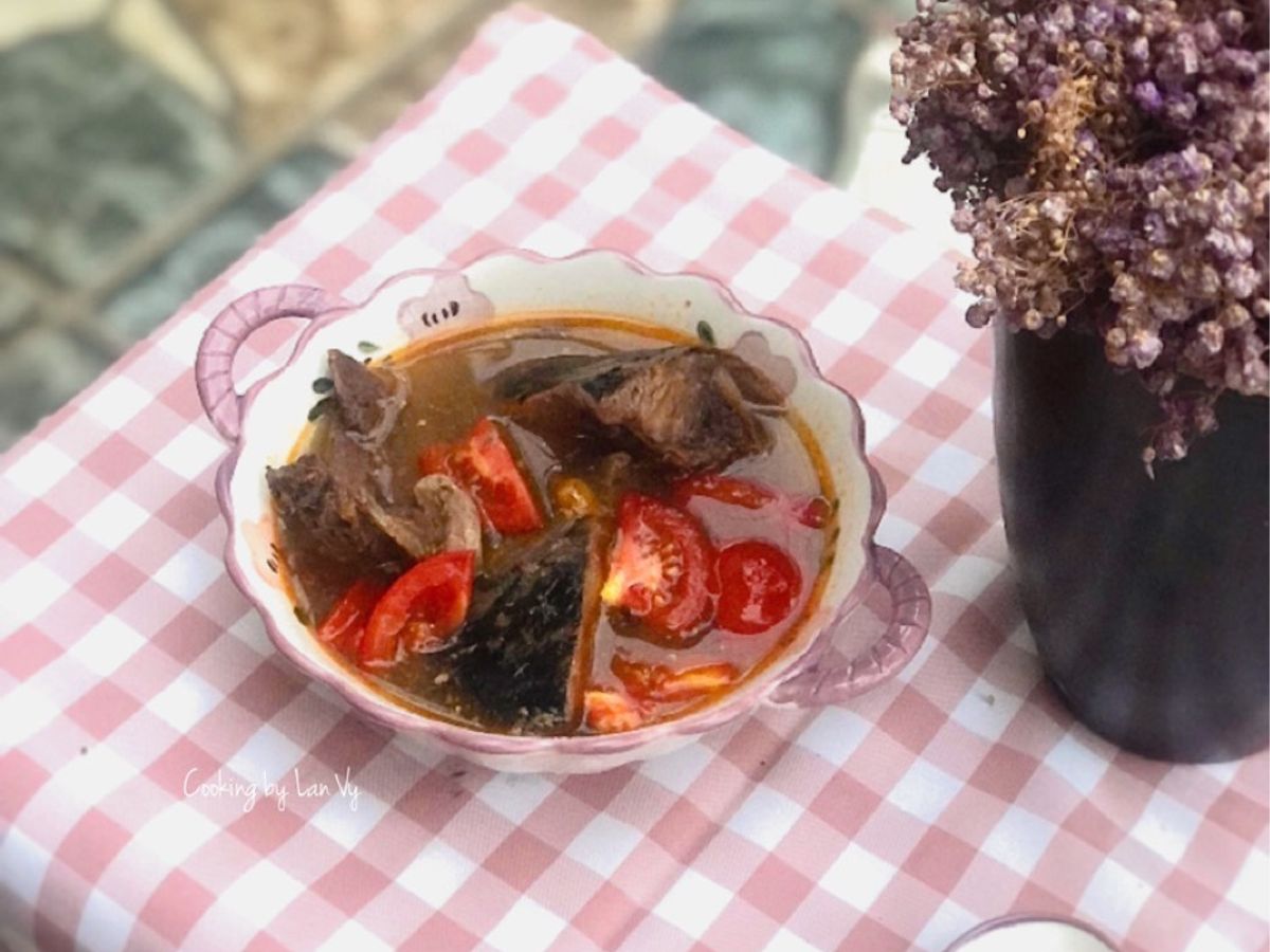 Canh đầu cá ngừ cà chua