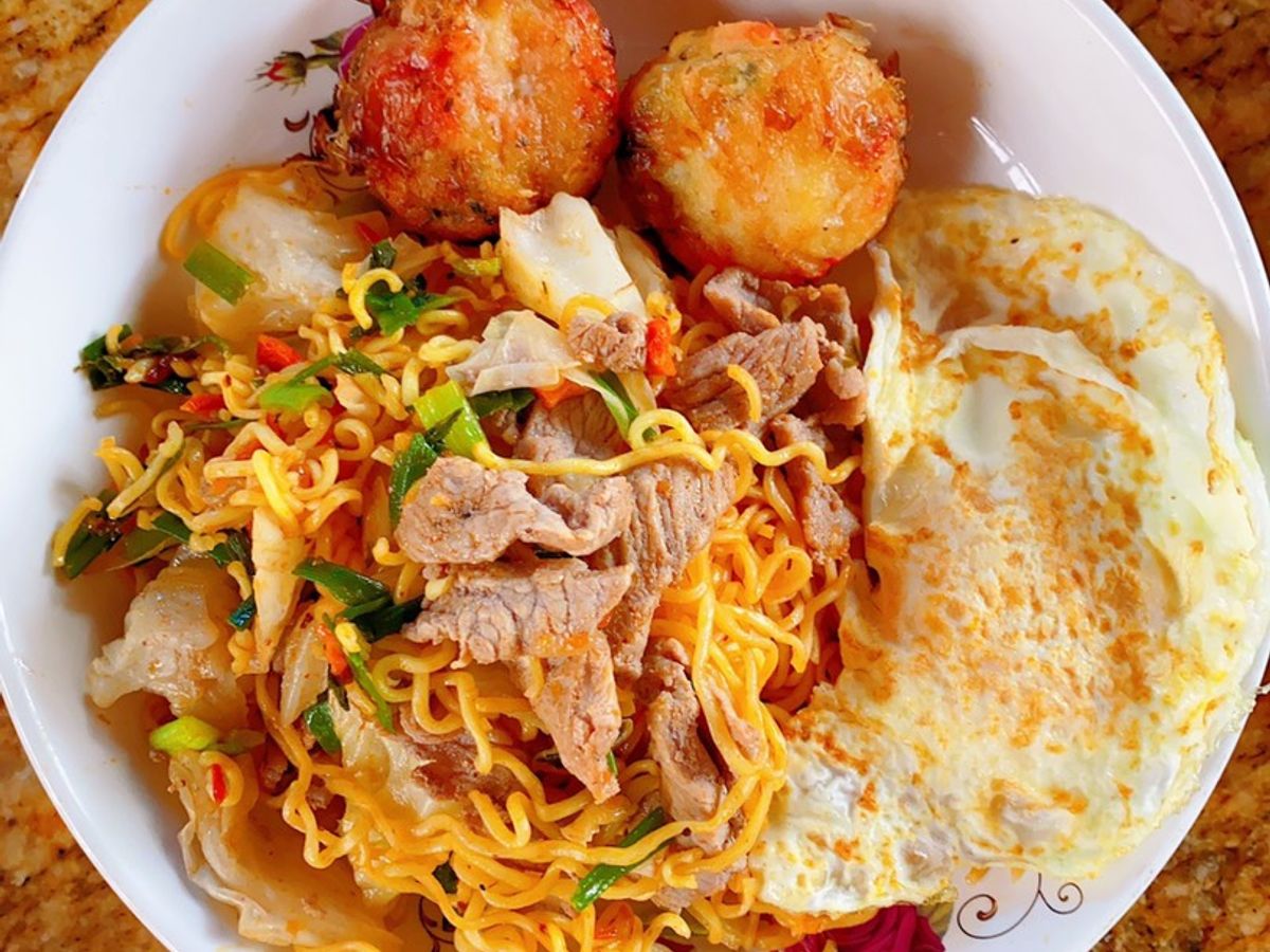 Mì xào bò, trứng gà ốp la