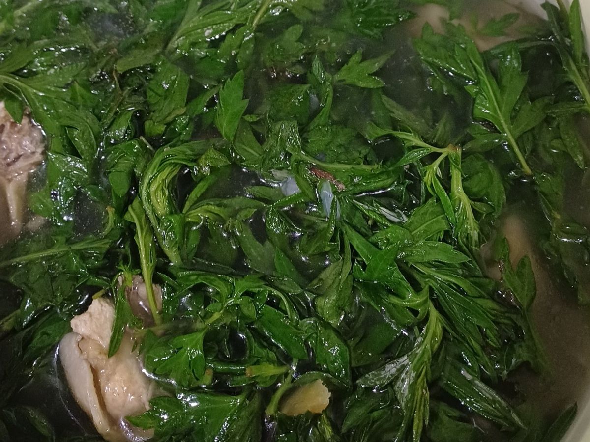 Canh gà nấu nấm kim châm và lá ngải