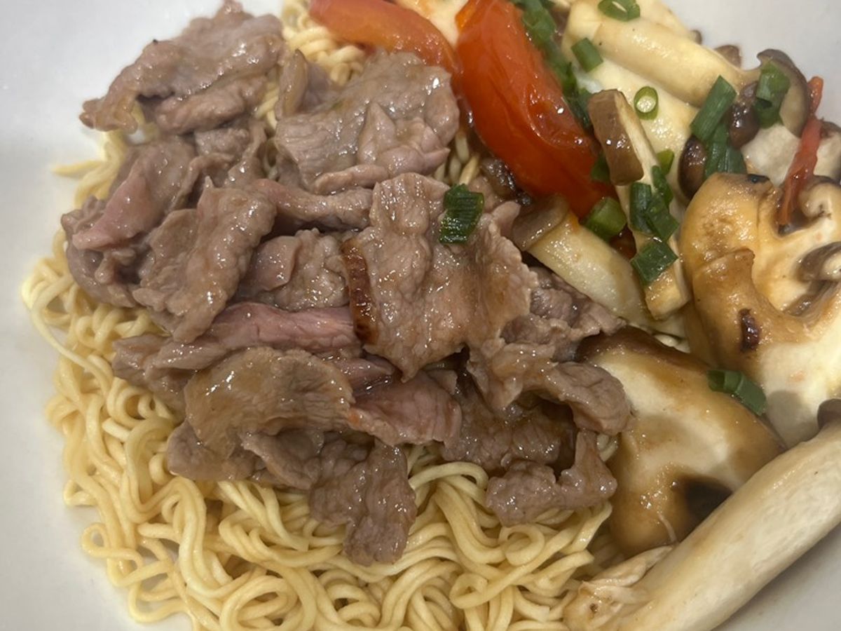 Mì gói xào thịt bò nấm