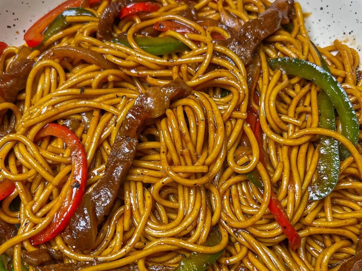 Mì xào thịt bò đậm vị ăn là ghiền