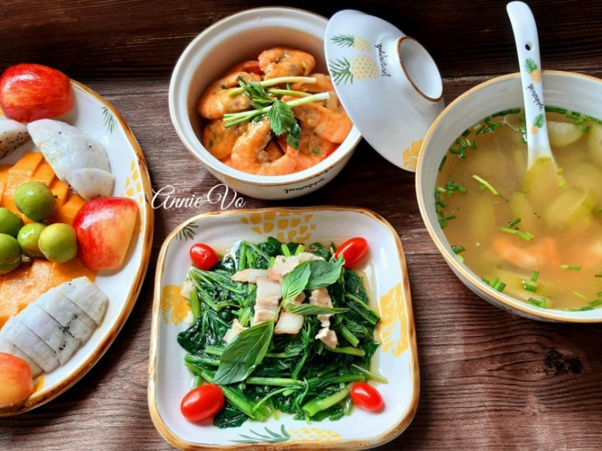 Bữa cơm nhiều rau củ và trái cây