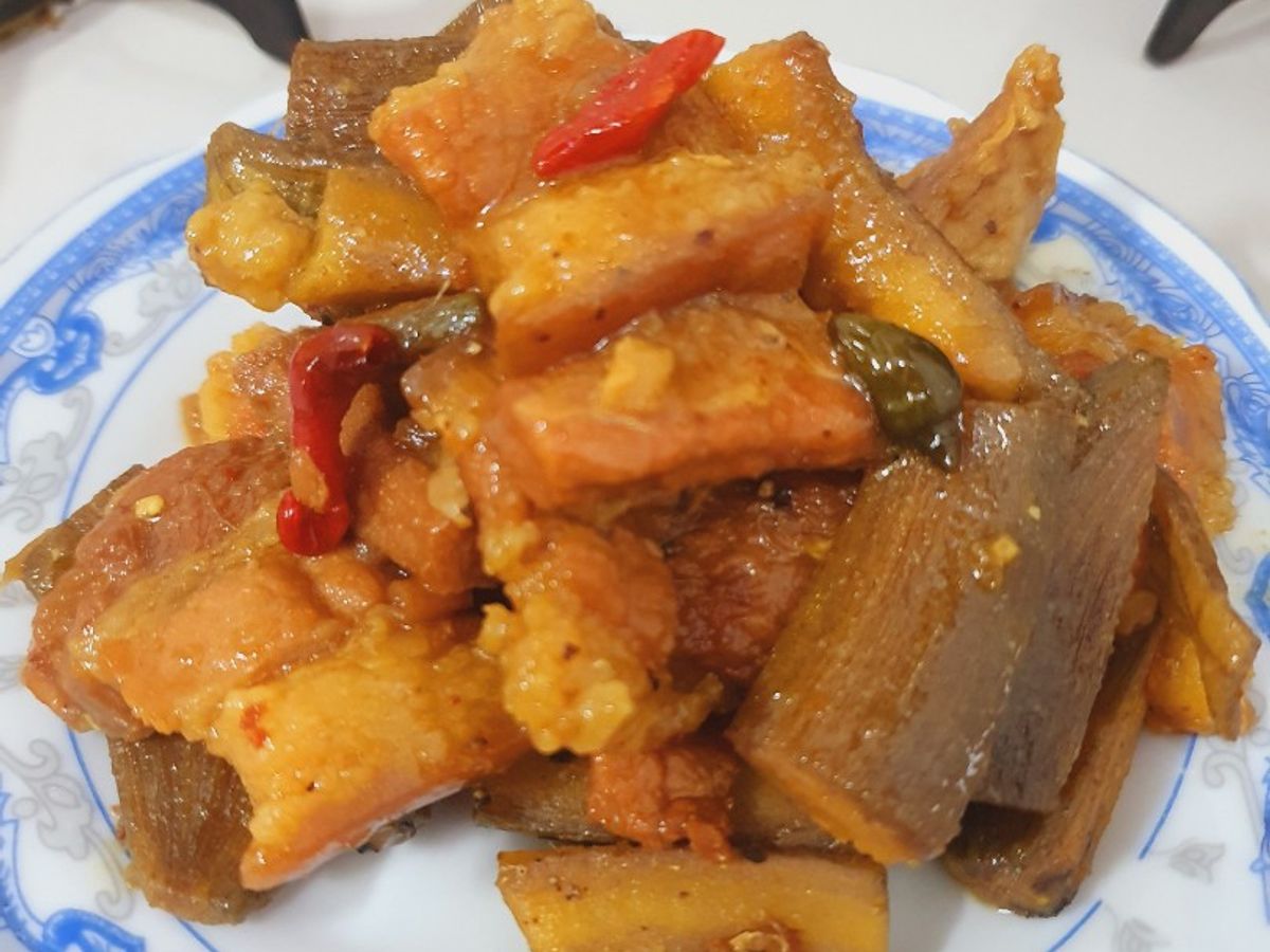 Thịt ba chỉ kho chuối xanh
