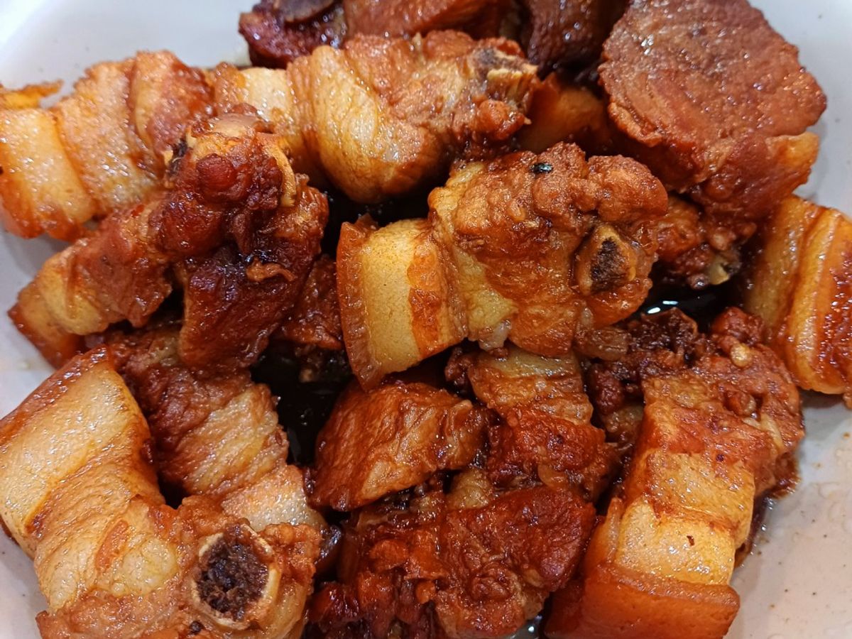 Thịt sườn thăn kho nước dừa