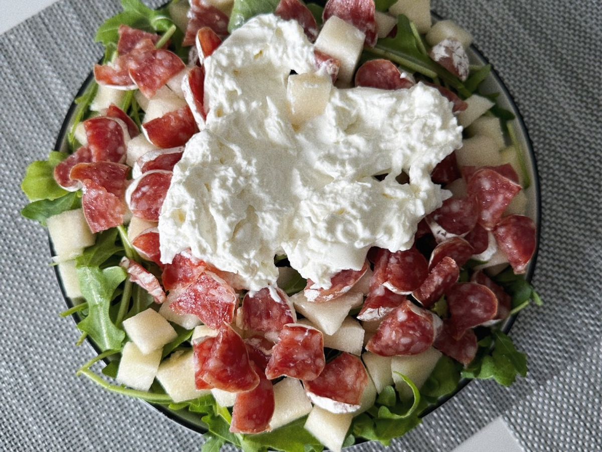Salad rau rocket, salami, táo, lê và Burrata