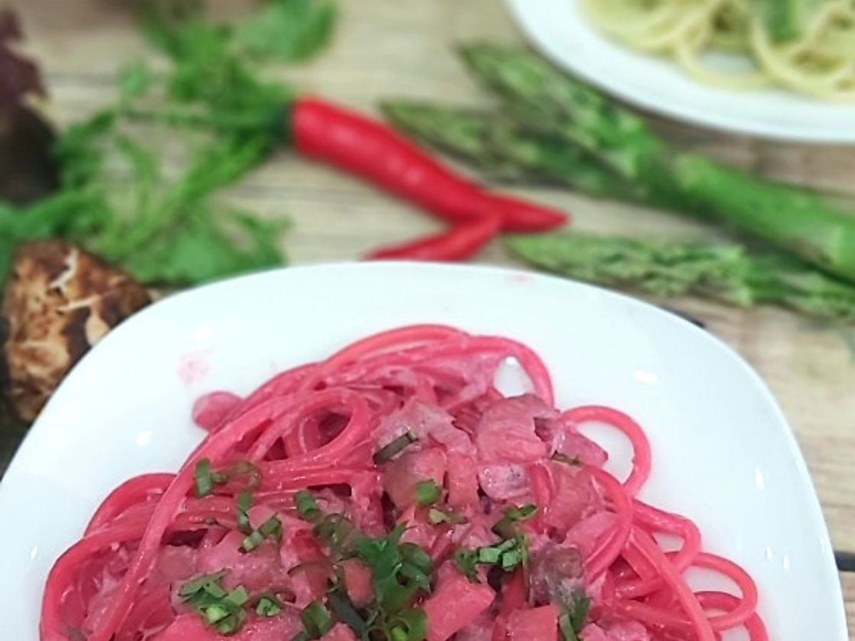 Mì Ý sốt kem, thịt băm, củ dền