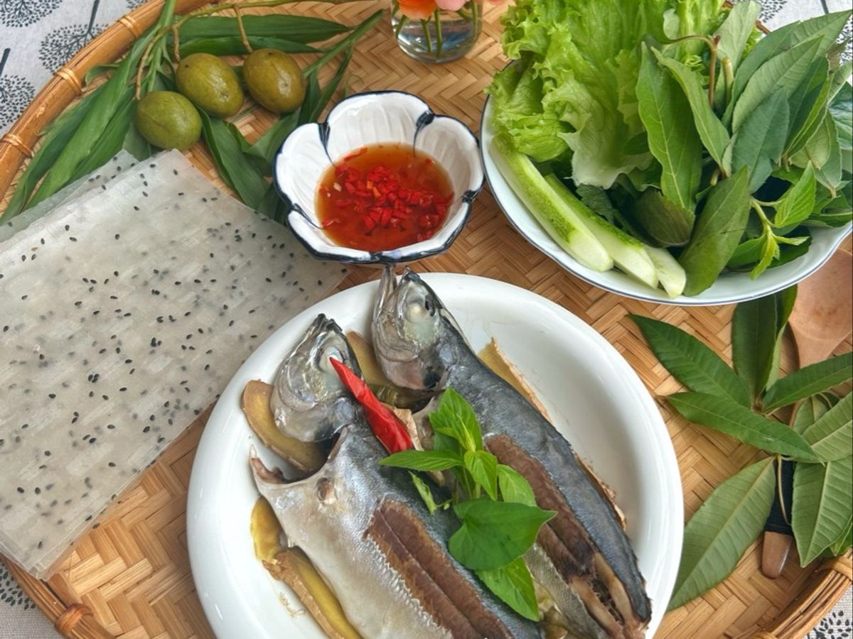 Cá Sòng hấp cuốn bánh tráng rau sống