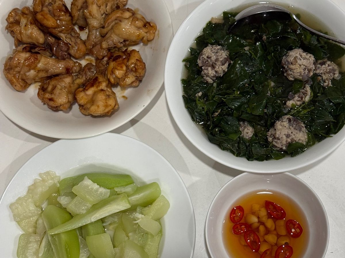 Cơm nhà với cánh tỏi gà kho nước dừa, su su và bầu luộc, canh rau ngót thịt mọc