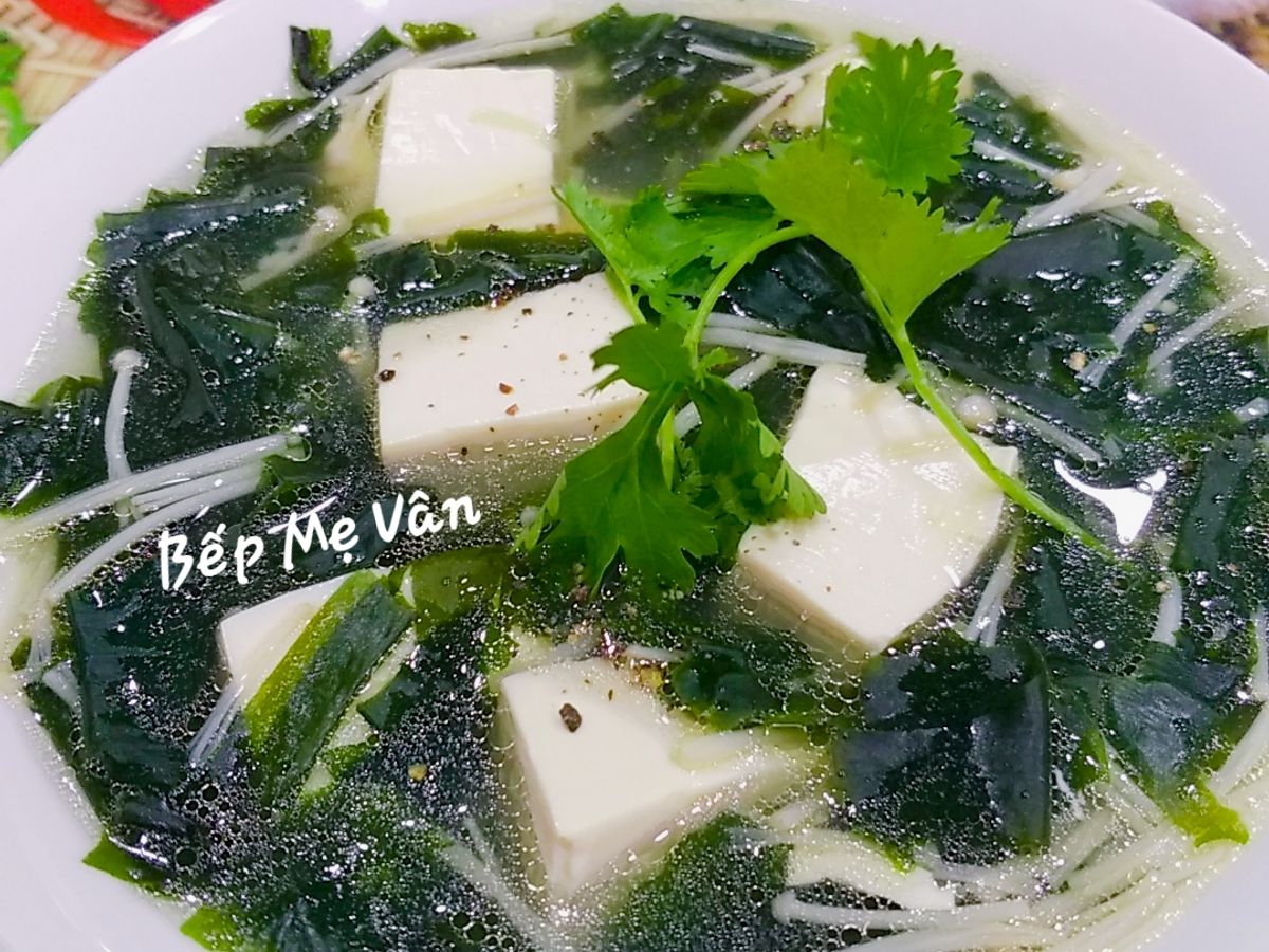 Canh chay rong biển đậu hủ nấm kim châm